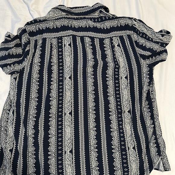 Short Sleeve Collared Button Down Shirt. Amazing pattern in Great Condition! - Picture 2 of 2